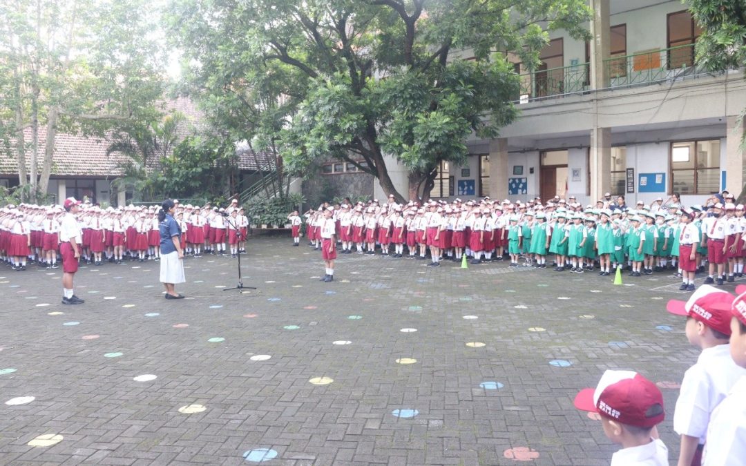 Adik dan Kakak Bersatu dalam Upacara Bendera